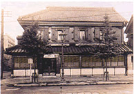 土蔵造りの東京支店の写真