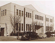 焼け跡に新築した本店の写真