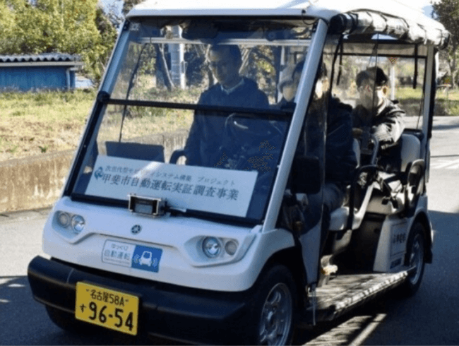ゴルフカート型車で自動運転を乗車体験　甲斐 高齢者の移動に検討