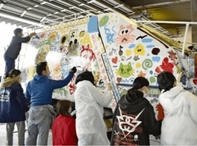 ごみ収集車にペンキアート　須玉小児童ら「自分らしさ」表現