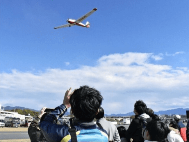 フライトショーや生徒が滑走路行進　日本航空高