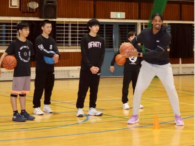米の元プロ選手 バスケ基礎指導