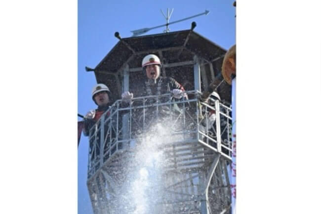 防災願い「水の洗礼」山梨市で出初め