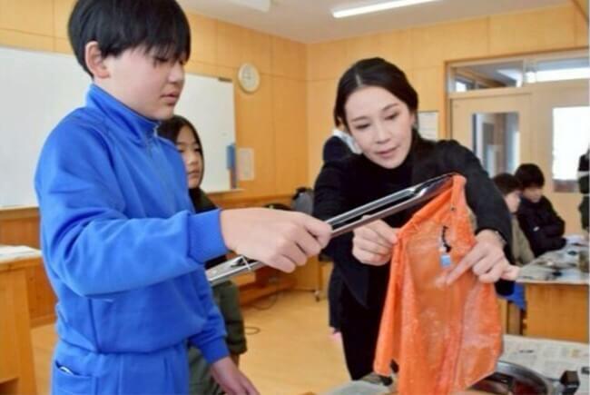 「花」テーマに模様　ろうけつ染め体験