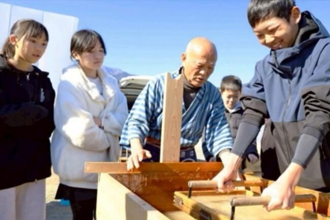 最後の手すき 卒業証書作り　閉校の南部・睦合小児童