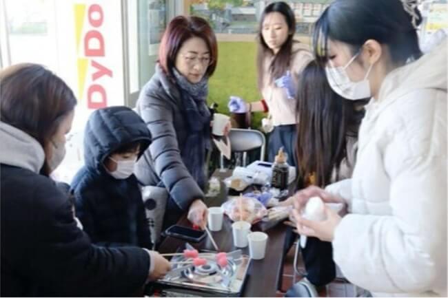 「繭玉」振る舞い 地域住民と交流