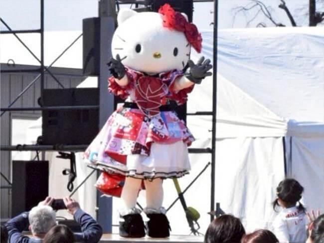 ハローキティダンス披露