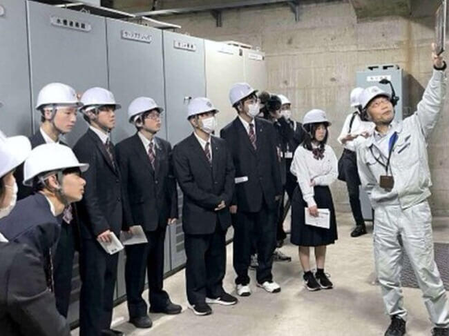 水力発電の仕組み、山梨高生３７人学ぶ　県企業局が見学ツアー