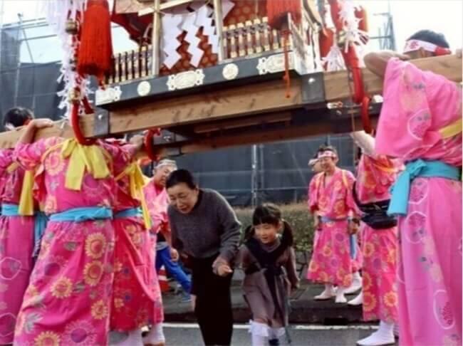 みこしくぐり健康祈る　大神幸祭