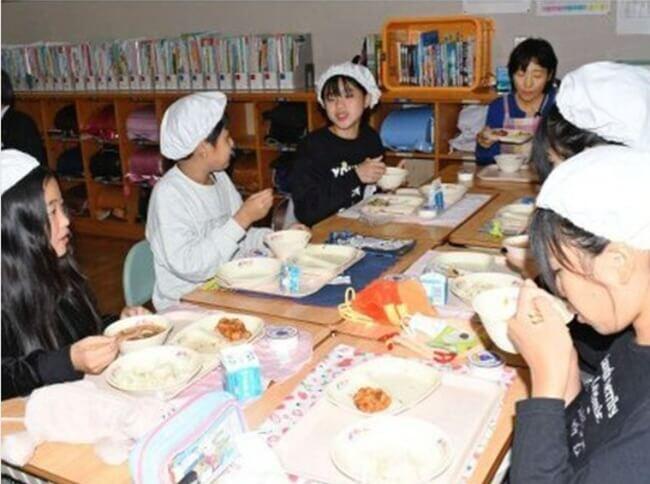 市制２０年記念給食、児童生徒が味わう
