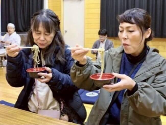 甲州・栖雲寺でまつり 参拝者がそば堪能