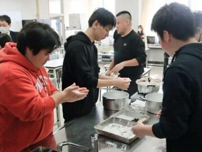 県産食材使った和菓子作り体験 中央高生徒