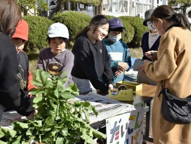 収穫大根、保護者に販売