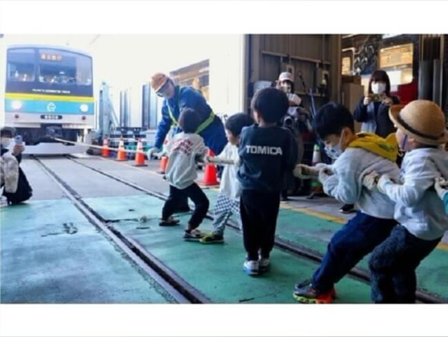 電車と綱引き、洗車見学 富士急行線の各駅でまつり