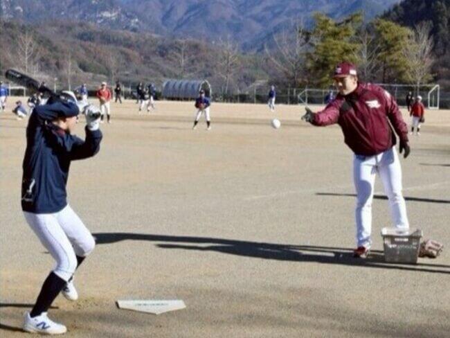 プロ野球楽天の４人 甲斐で教室　中込、田中選手 児童を指導