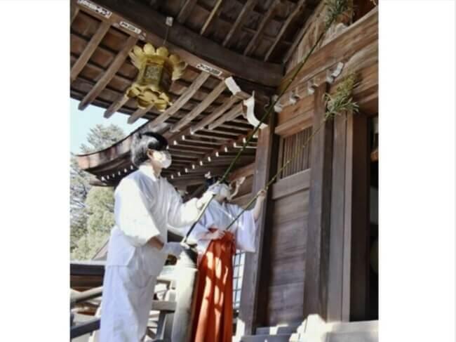 「すす払い」 気持ち新た 武田神社