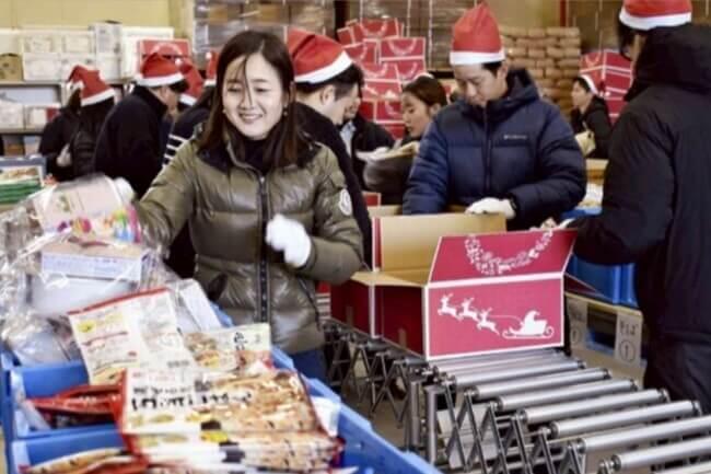 冬休みの子に食品届ける　フードバンクで箱詰めピーク