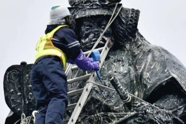 １年間の感謝込め 信玄公像きれいに