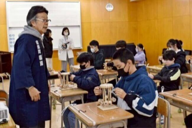 飼育蚕の糸で組みひも作り　南ア・豊小 職人招き体験