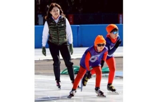 岡崎朋美さん スケート指導　富士吉田で初心者教室