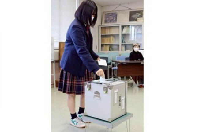甲府城西高に期日前投票所　高校生６０人が一票