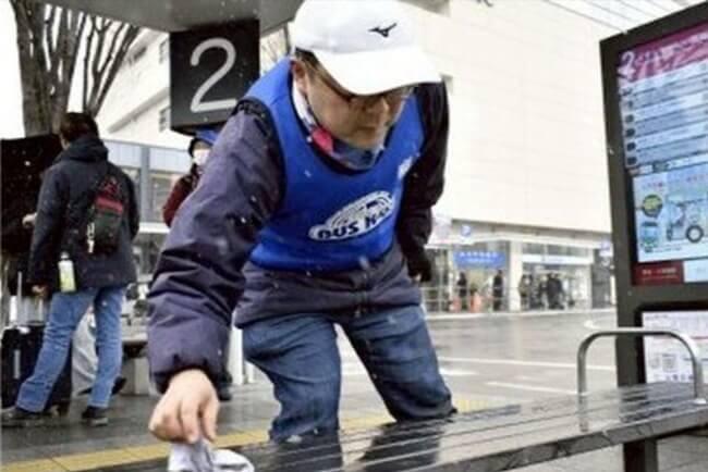 ＪＲ甲府駅南口のバス乗り場で清掃　ＶＦ甲府サポーター有志