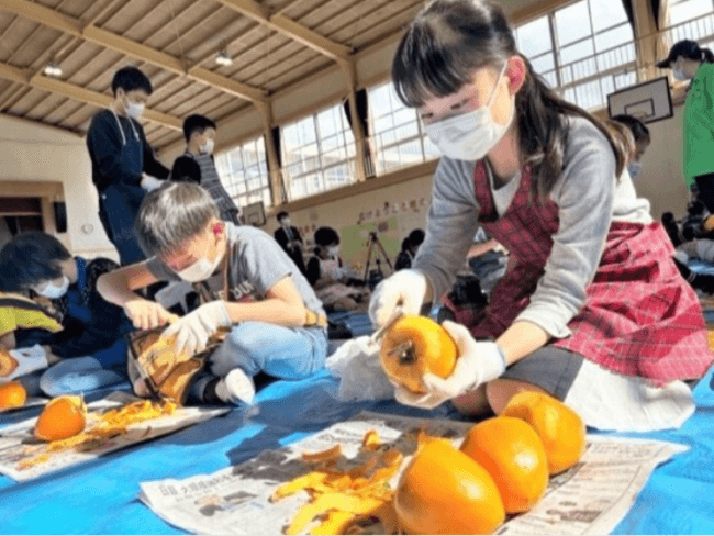 ころ柿作り 児童が体験　甲州・井尻小