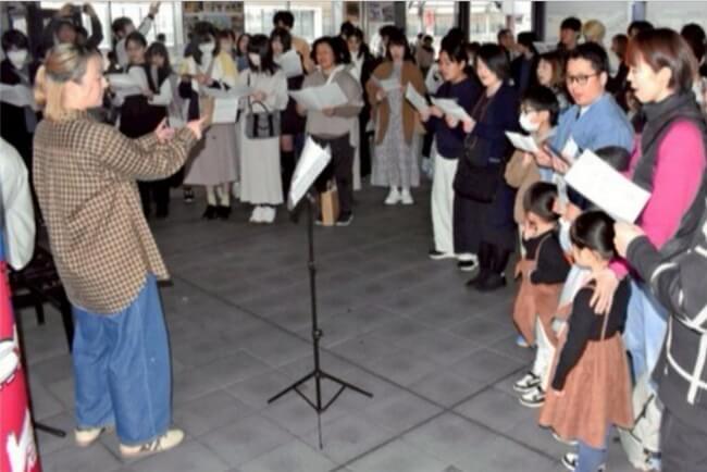 甲府駅に１００人の歌声　即興で合唱　大学生企画