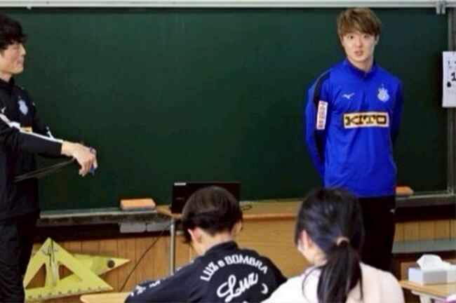 ＶＦ内藤選手が母校児童と交流　甲府・石田小訪問