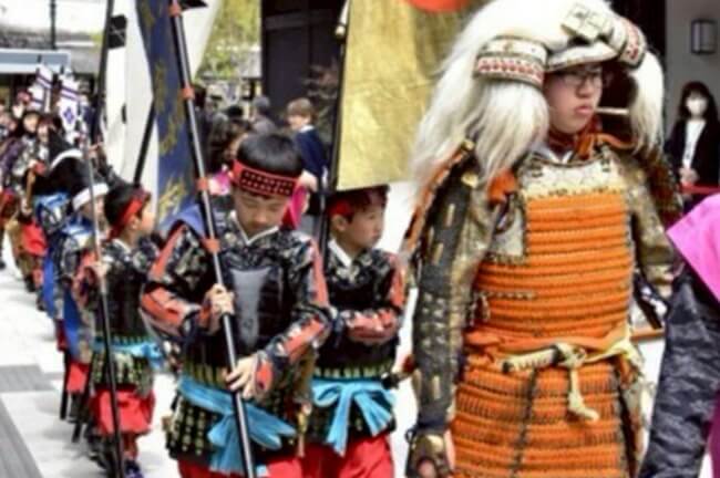 子ども武者行列　２００人が練り歩く