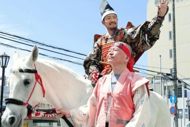 前川信玄堂々と行進 甲府で二十四将騎馬行列