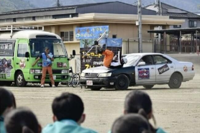自転車の交通事故 スタントマン再現 白根巨摩中で教室
