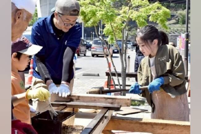 木組みベンチ ２脚を手作り 道の駅つるでワークショップ