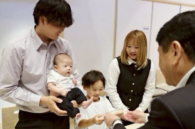 赤ちゃんに誕生石贈る　甲府市が新事業 「きらきらと成長期待」