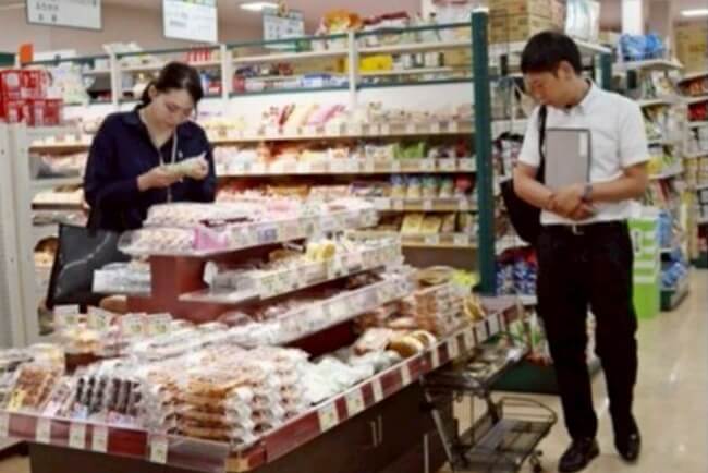 スーパーなどで食品表示を確認