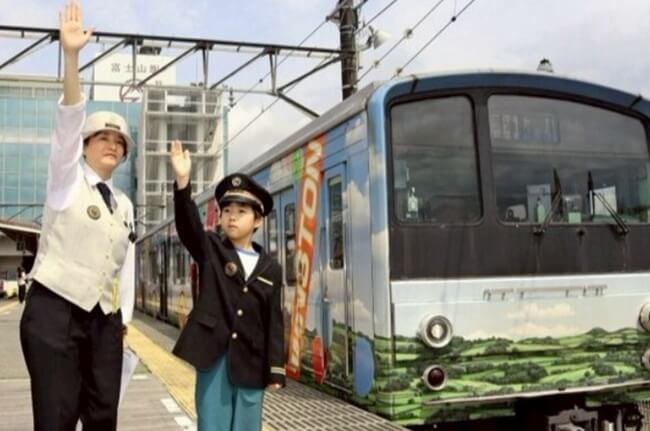 富士山駅１５周年で子どもが駅長体験
