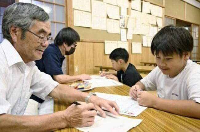 夏休み小中学生の勉強支援 市川三郷町元教員が無料学習会