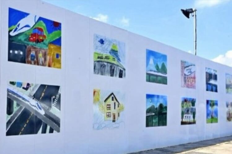 境川ＰＡに児童の絵 リニア工事仮囲いで掲示