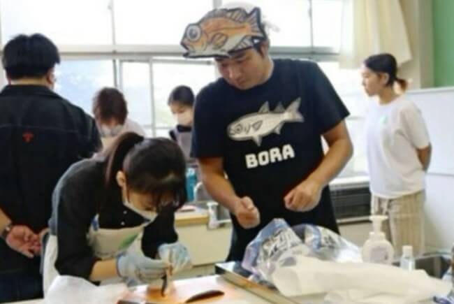 芸人ハットリさん 魚のさばき方指導 北杜市で親子向け教室
