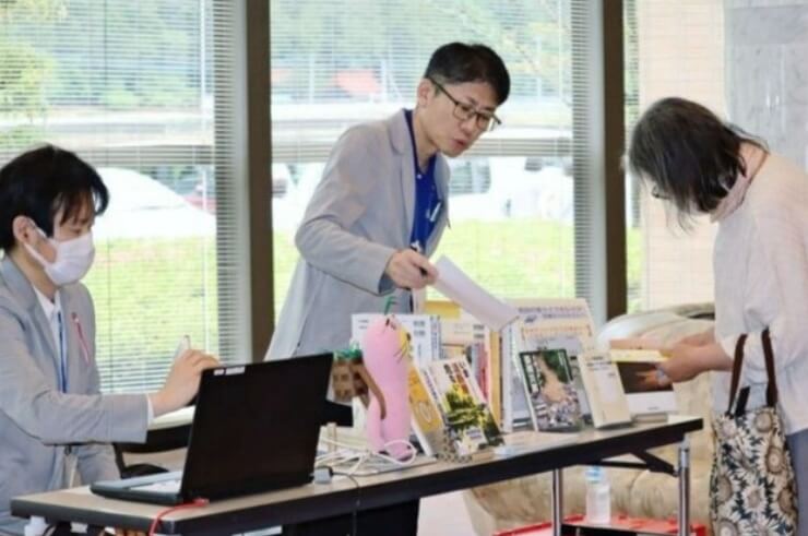 催事会場に関連本「出前」韮崎市立図書館 新たな読者開拓へサービス