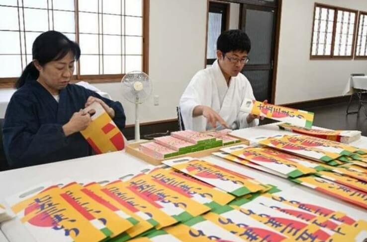 七五三のシーズン 千歳あめ袋詰めも本番