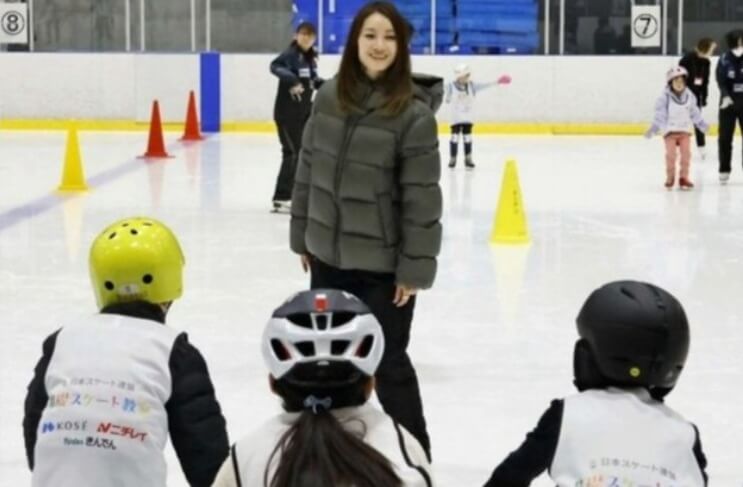 荒川さん児童ら指導 甲府でスケート教室
