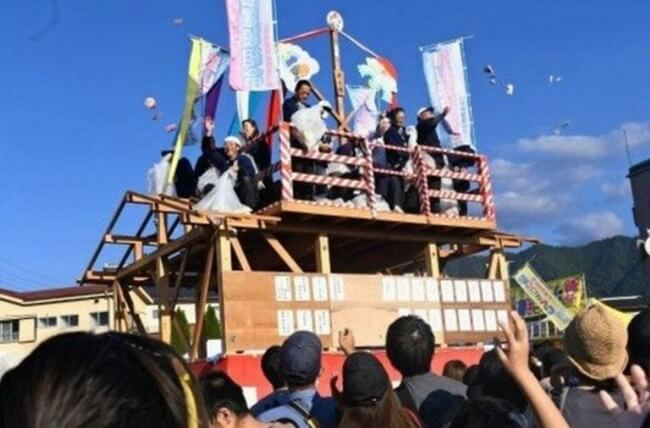 楽器や太鼓を演奏 恒例の「上棟式」も