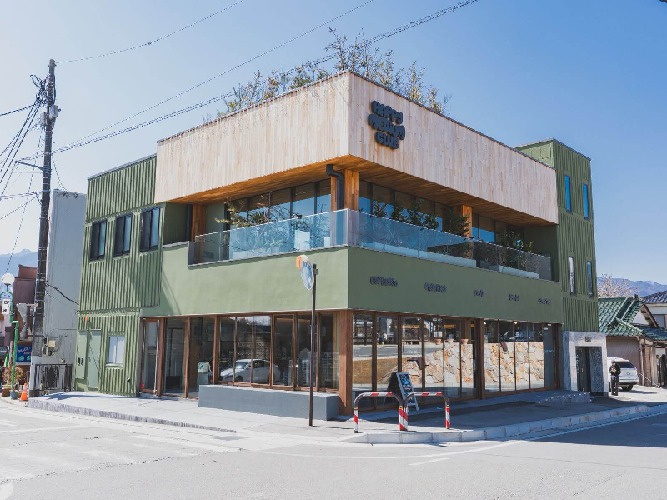 Happy Medium Club_01.jpg