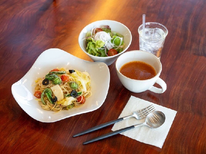 Happy Medium Club～小淵沢駅前の新名所。 八ヶ岳の景色と過ごすオールディダイニング