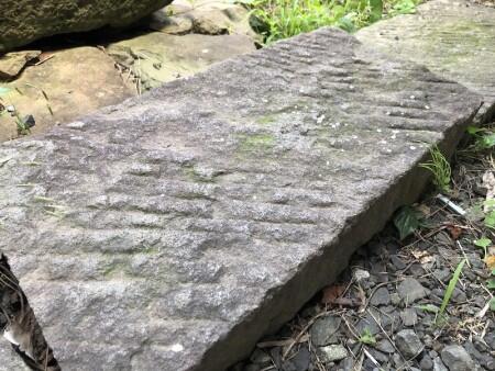 石工により手刻みされた石材