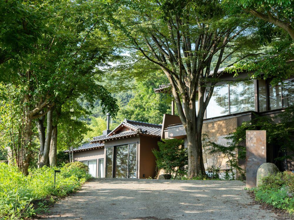 煙と花～甲州市塩山。喫茶、売店、食品加工所を併設した食の実験場