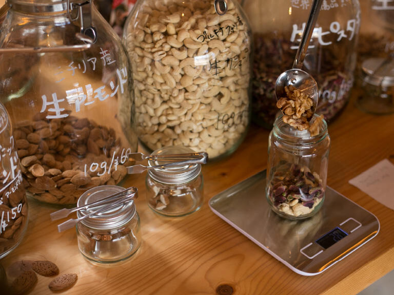 可愛らしく瓶に入ったオーガニック食品