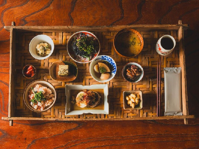 農家レストラン 紡～畑から食卓へ。ベーストヨトミの野菜を滋味豊かな料理で味わえる場所