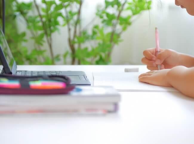 教育のデジタル化が進む今、紙へ回帰⁉「記憶」や「理解」は紙の方がいい⁉